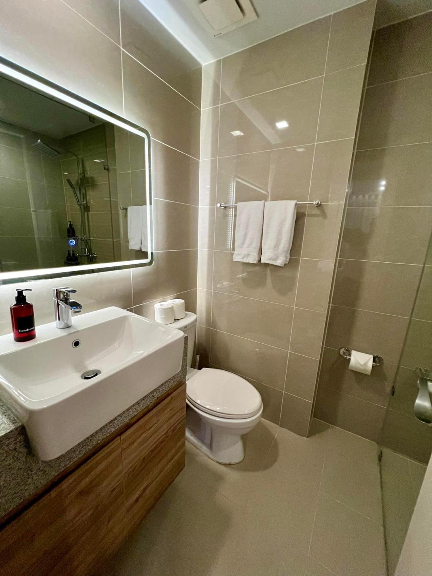 Hotel Vibe Condo At Uptown Parksuites Bgc Taguig Exterior foto